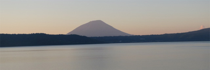 夕暮れの山